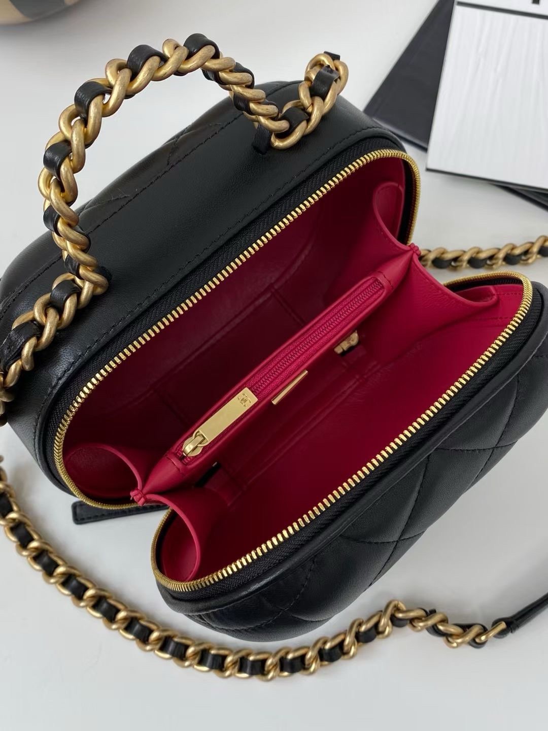Chanel 22P small round box makeup bag sweetly feel makeup bag AS3066W980