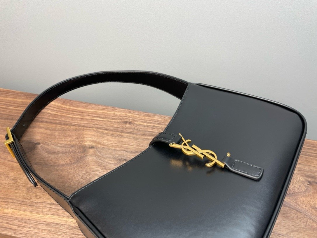 【𝑳𝑬 𝟓 𝑨 𝟕】𝙍𝙤𝙨𝙚 same style smooth plain leather 𝙃𝙊𝘽𝙊 handbag Plain leather gold/black 𝟔𝟓𝟕𝟐𝟐𝟖