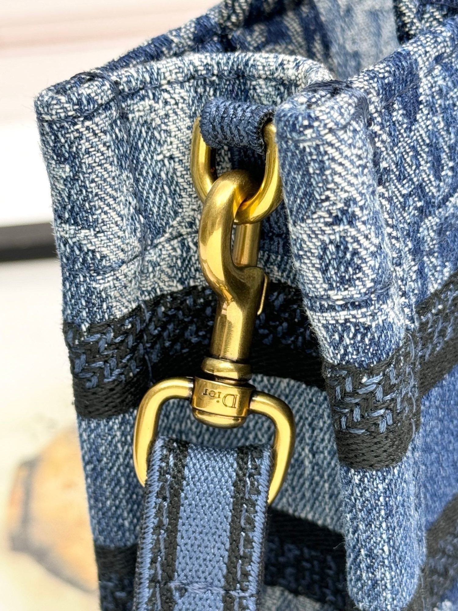 𝐃𝐢𝐨𝐫 𝐁𝐨𝐨𝐤 𝐓𝐨𝐭𝐞 Shoulder strap mini denim D D6687