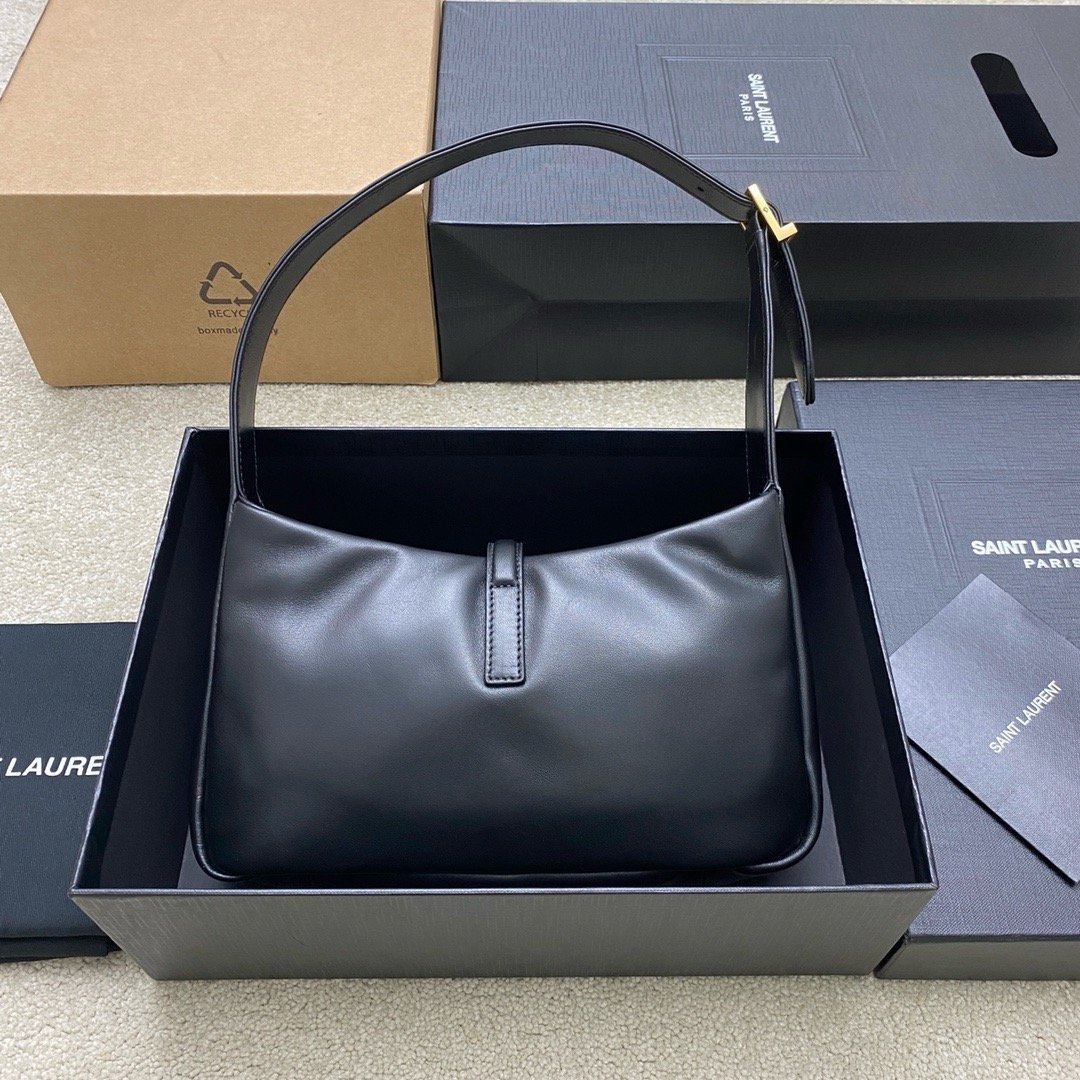 ▪️𝑳𝑬 5 𝐀̀ 7▪️New model. the hottest underarm bag. black sheepskin/antique gold 763419