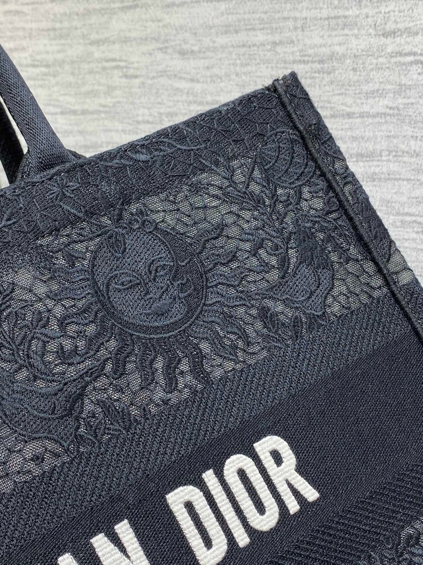 Black Tote's latest lace sun element series