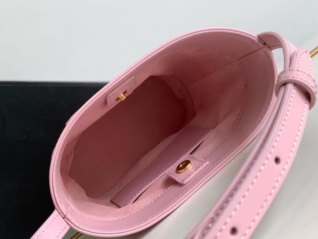 CEL1N_E CUIR TRIOMPHE MINI BUCKET BAG IN SMOOTH CALFSKIN PINK 19.5 X 16 X 7 cm