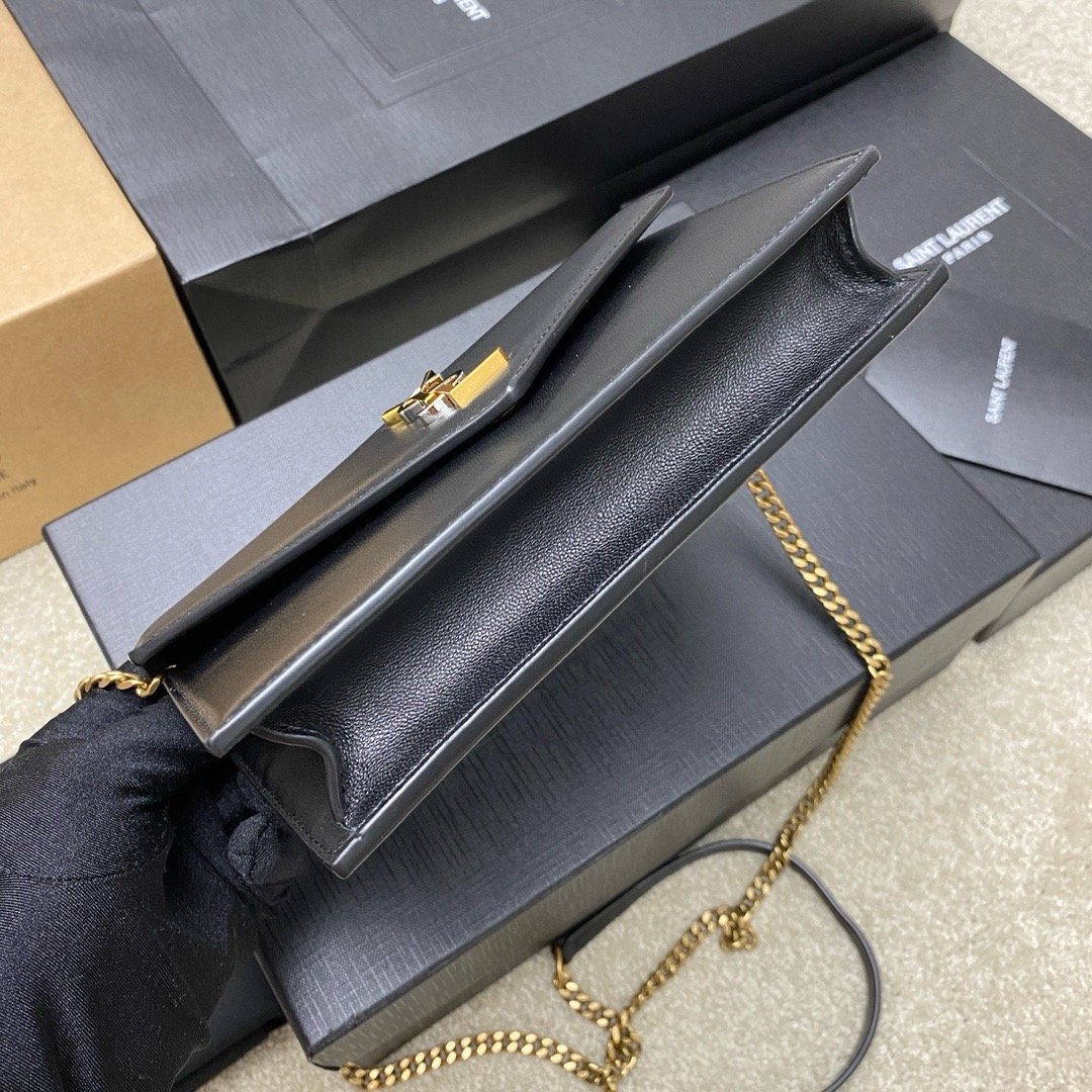 LE CASSANDRE Smooth leather envelope and chain wallet Black lambskin/gold 743050