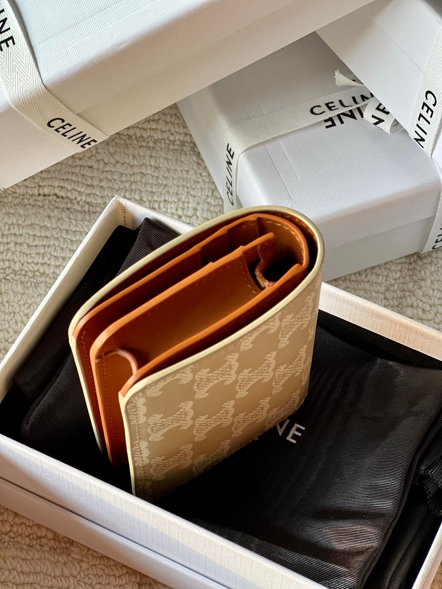Triomphe compact wallet in shiny calfskin