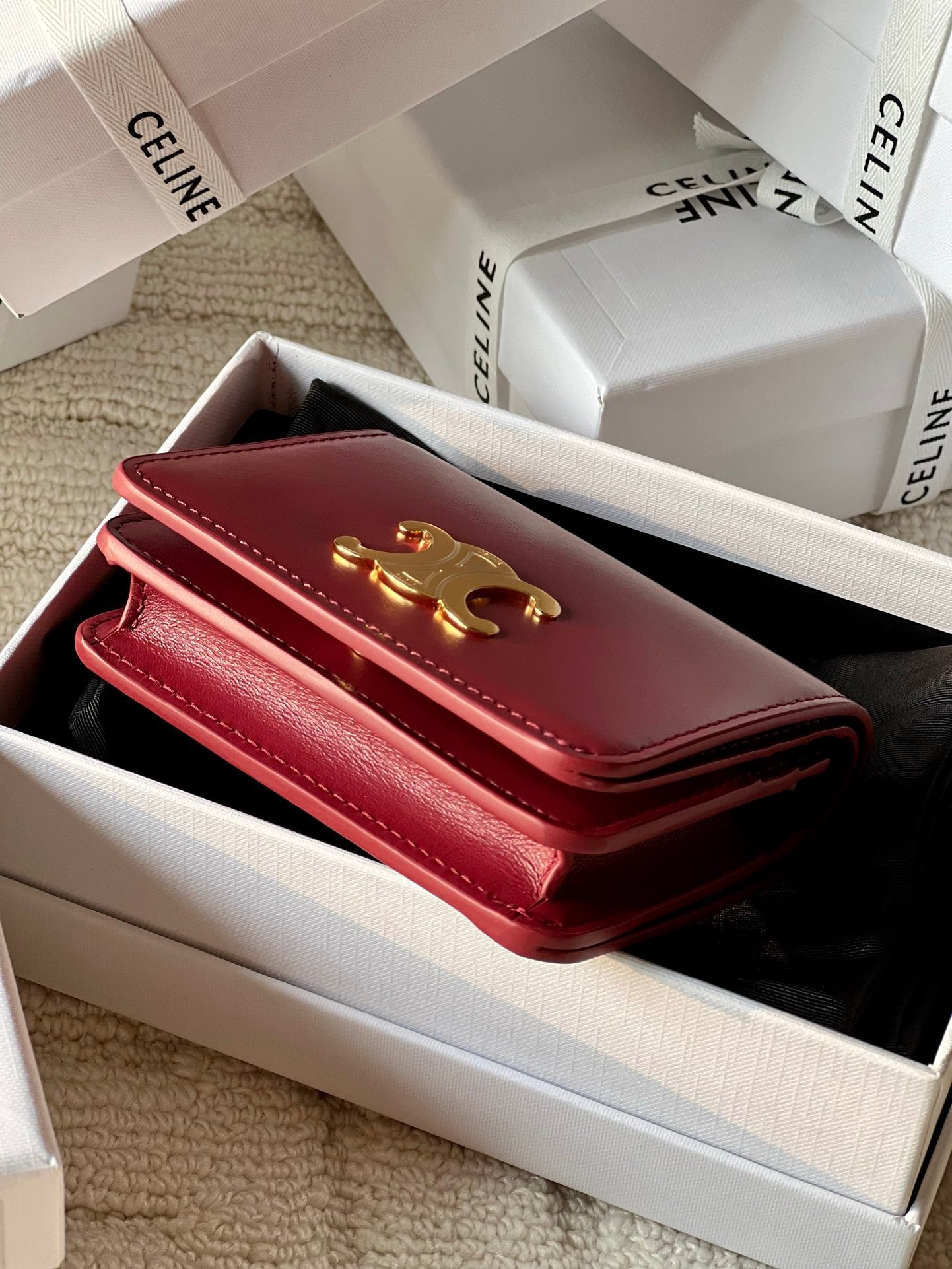 triomphe compact wallet in shiny calfskin Claret