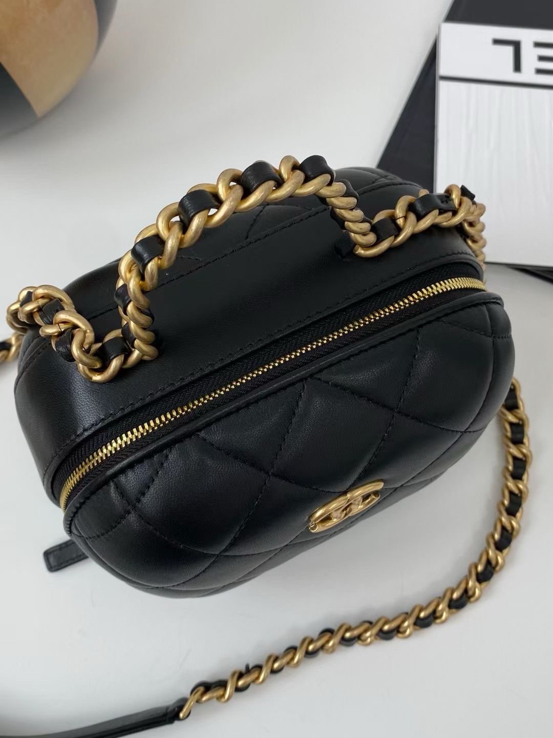 Chanel 22P small round box makeup bag sweetly feel makeup bag AS3066W980
