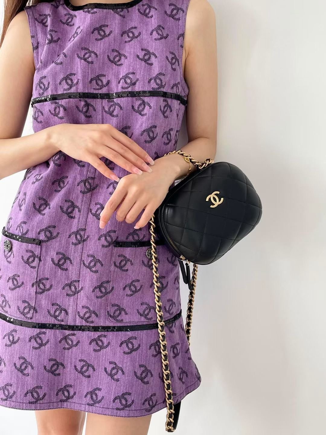 Chanel 22P small round box makeup bag sweetly feel makeup bag AS3066W980