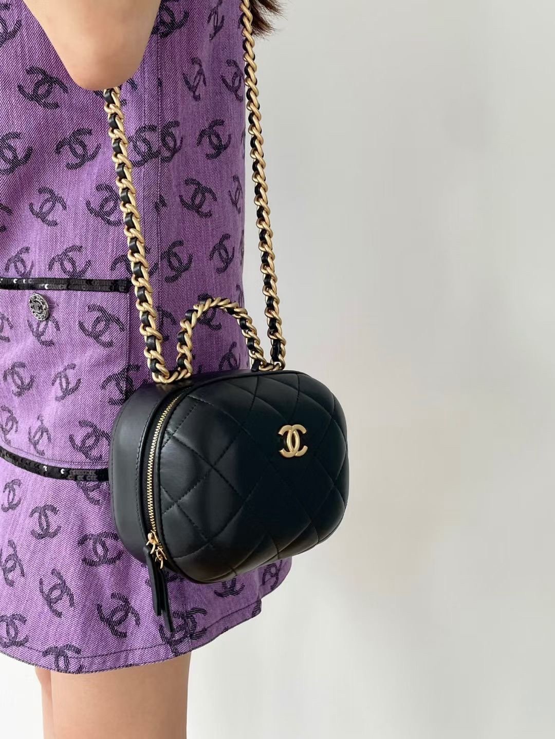 Chanel 22P small round box makeup bag sweetly feel makeup bag AS3066W980