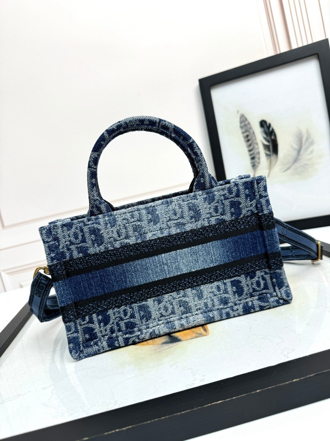 𝐃𝐢𝐨𝐫 𝐁𝐨𝐨𝐤 𝐓𝐨𝐭𝐞 Shoulder strap mini denim D D6687