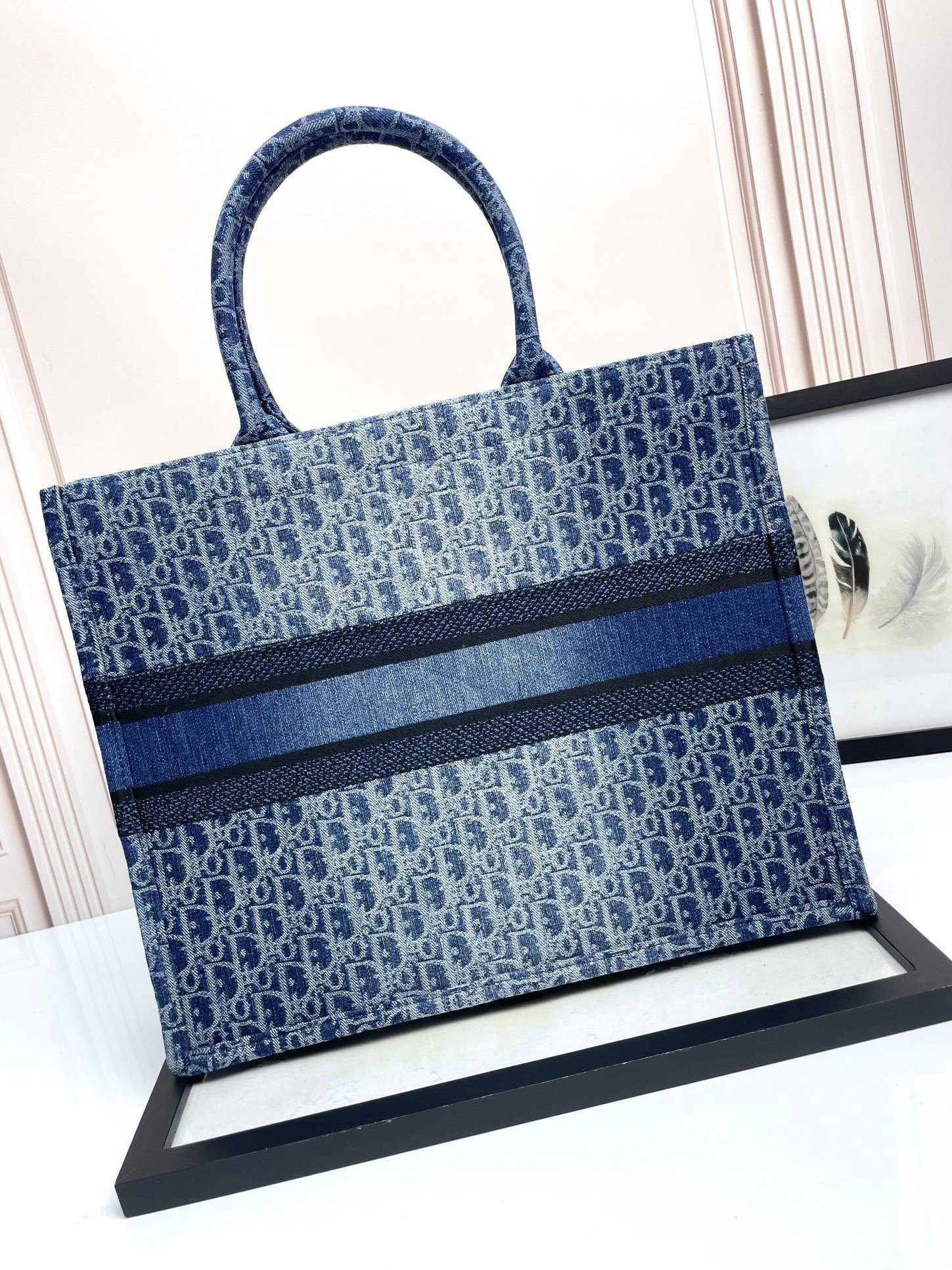 𝐃𝐢𝐨𝐫 𝐁𝐨𝐨𝐤 𝐓𝐨𝐭𝐞 Tote Jeans D D6688