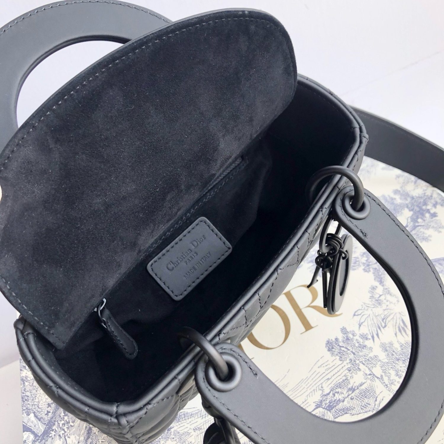 Lady Dior My four-panel matte ox leather can be carried. shoulder and back or crossbody. size: 20 *16.5 * 8