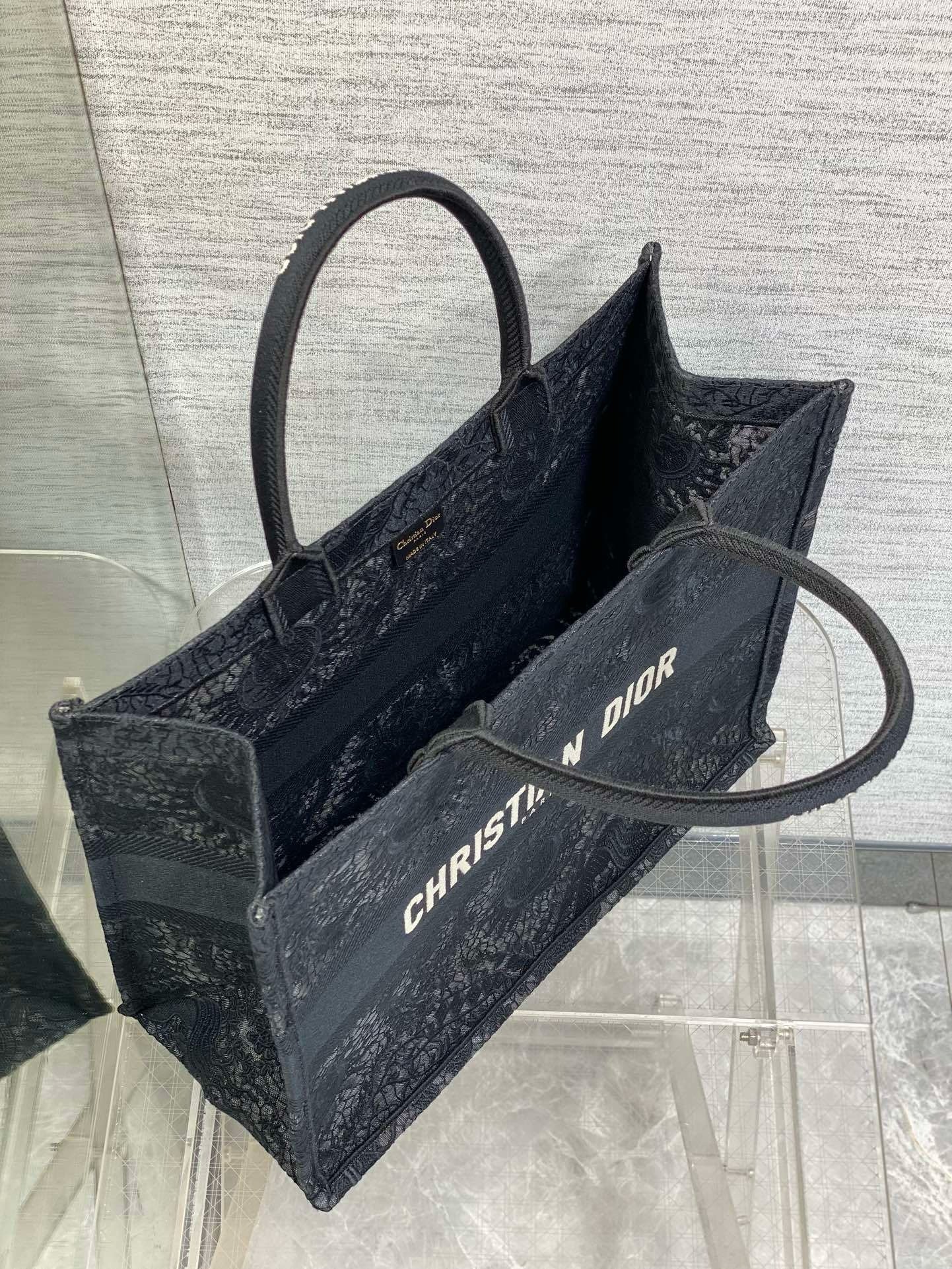 Black Tote's latest lace sun element series