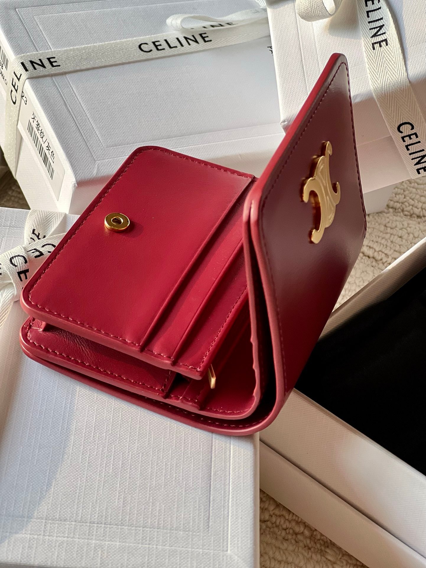 triomphe compact wallet in shiny calfskin Claret