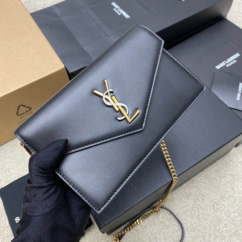 LE CASSANDRE Smooth leather envelope and chain wallet Black lambskin/gold 743050