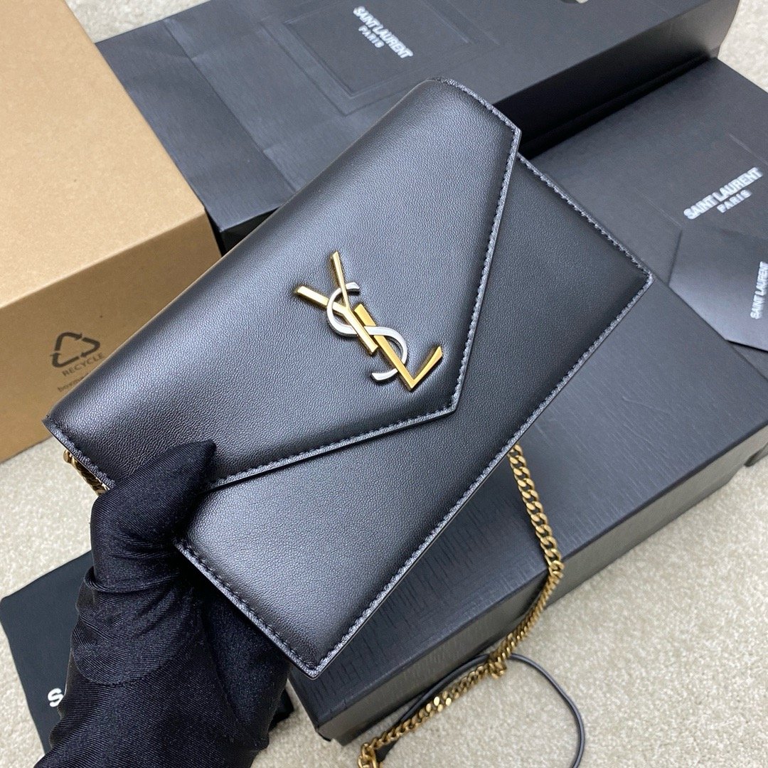LE CASSANDRE Smooth leather envelope and chain wallet Black lambskin/gold 743050