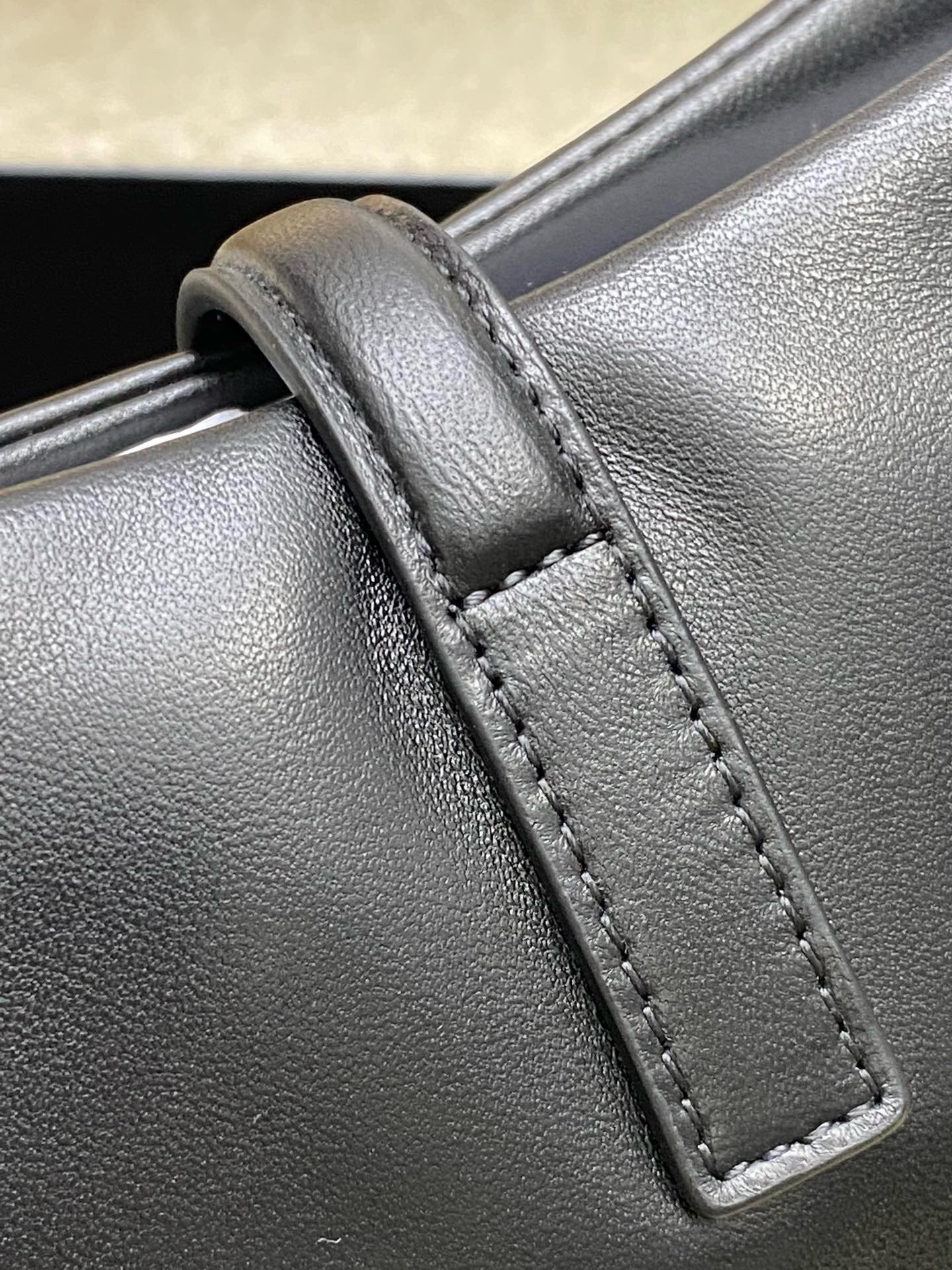 ▪️𝑳𝑬 5 𝐀̀ 7▪️New model. the hottest underarm bag. black sheepskin/antique gold 763419