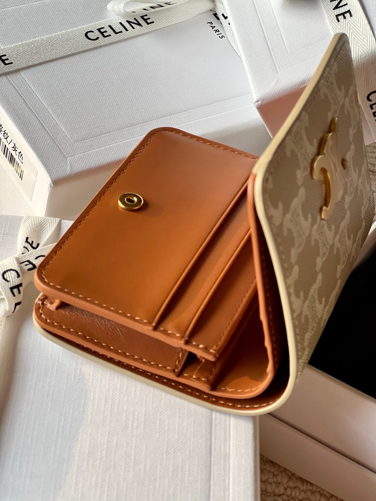 Triomphe compact wallet in shiny calfskin