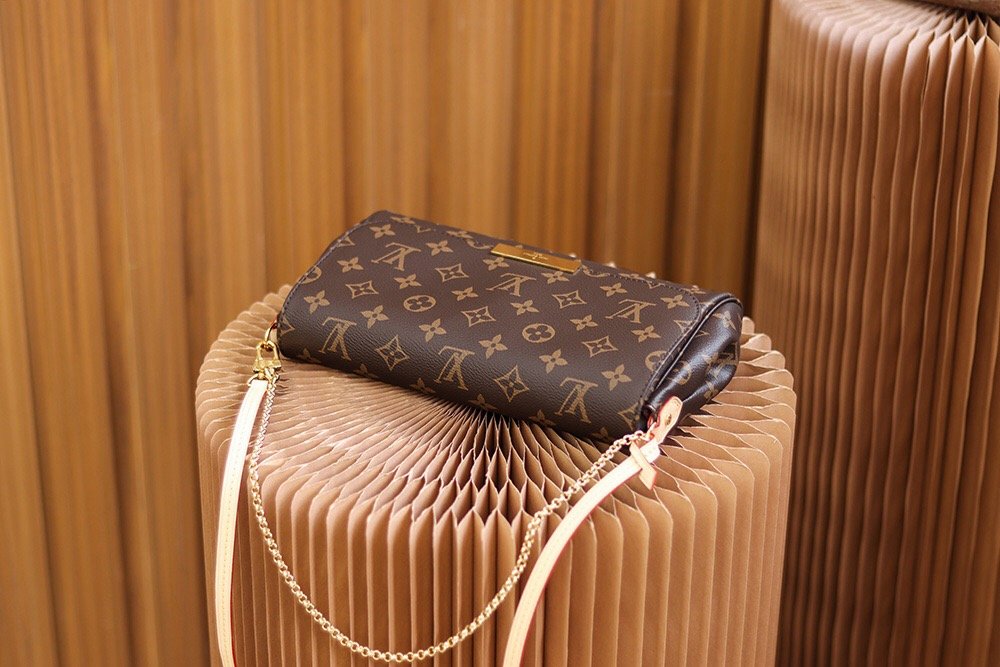 Louis Vuitton FAVORITE series m40718 26*15*4cm