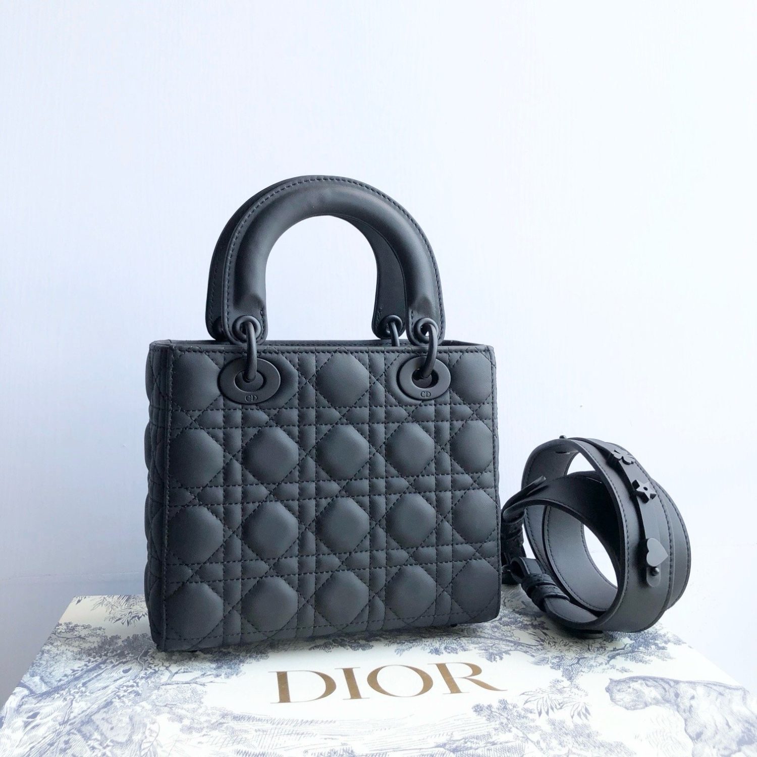Lady Dior My four-panel matte ox leather can be carried. shoulder and back or crossbody. size: 20 *16.5 * 8