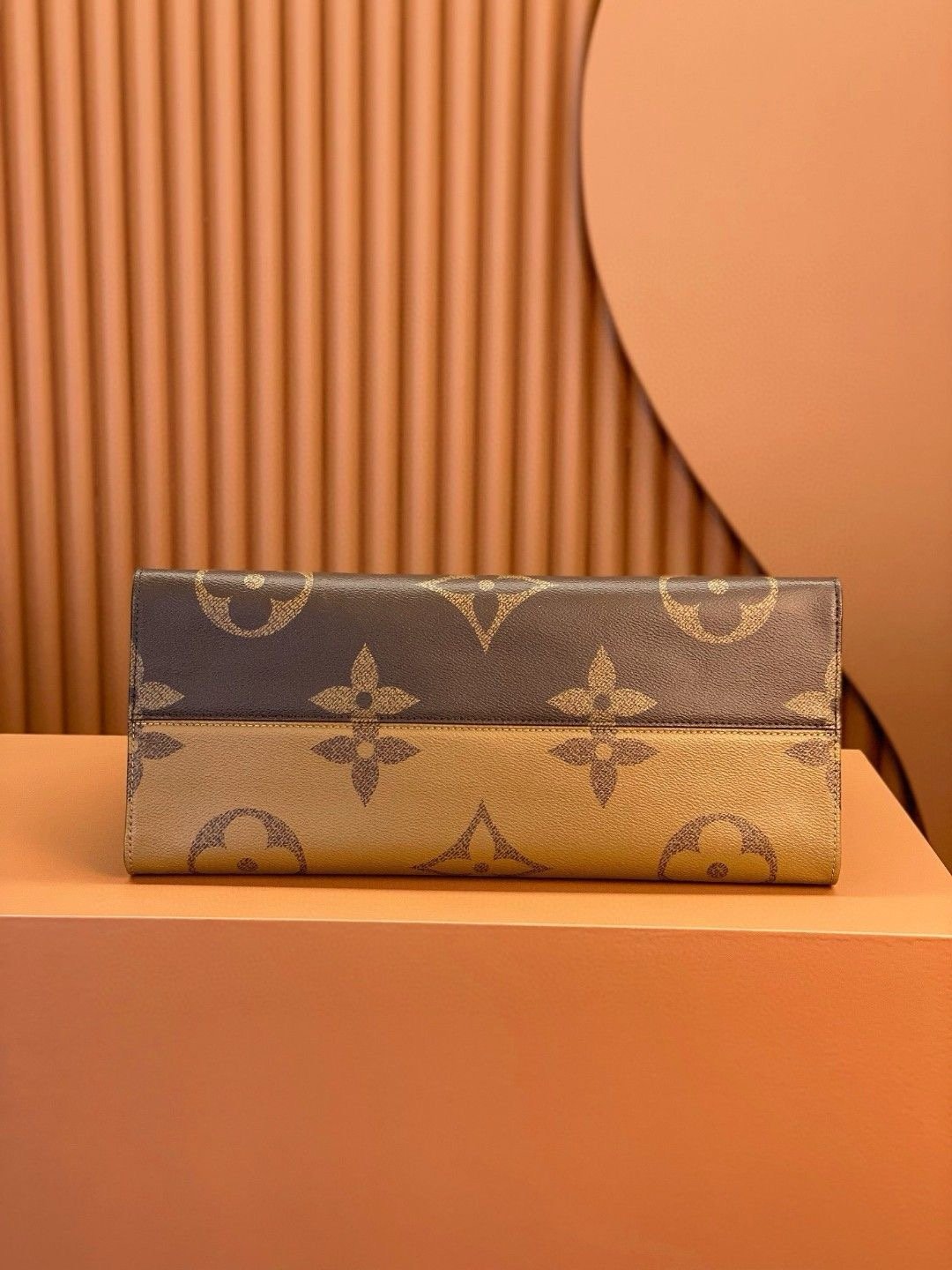 Louis Vuitton onthego handbag in monogram giant canvas m44576