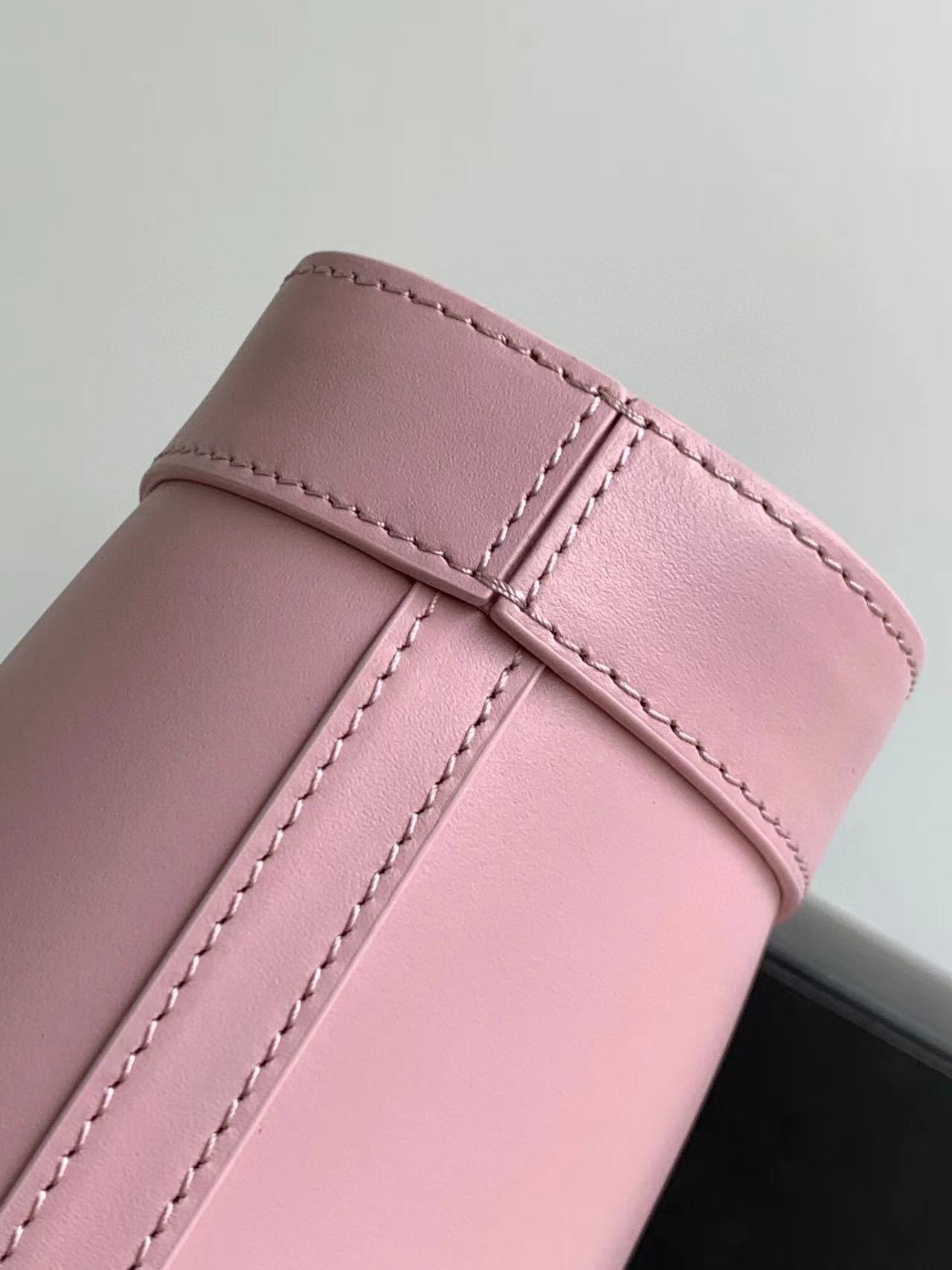 CEL1N_E CUIR TRIOMPHE MINI BUCKET BAG IN SMOOTH CALFSKIN PINK 19.5 X 16 X 7 cm