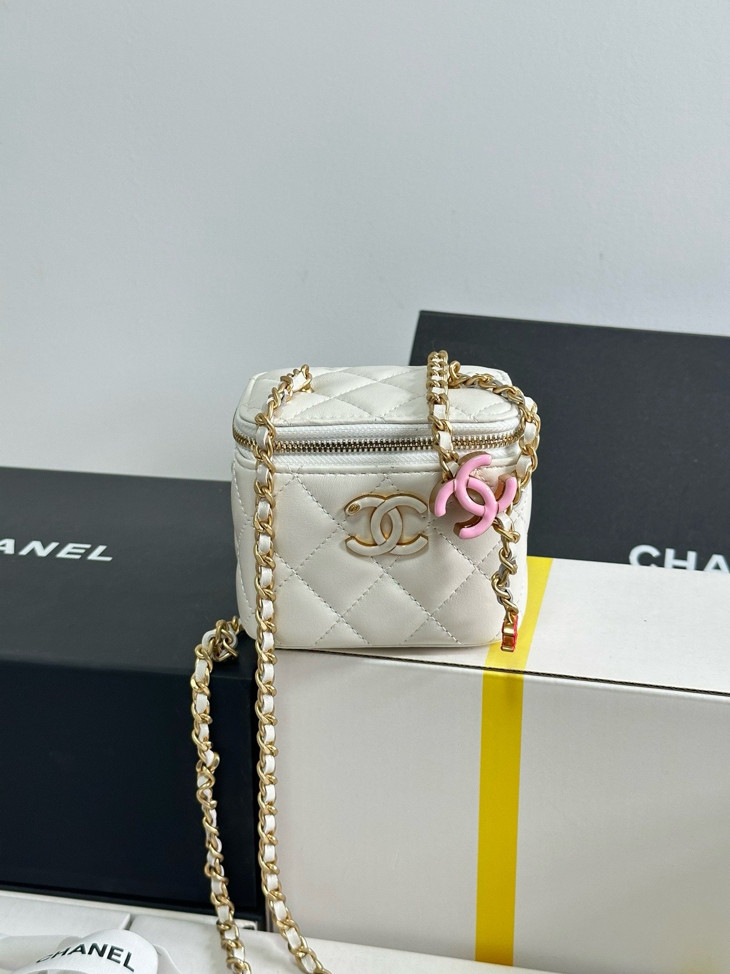 Chanel 24A Workshop enamel adjusting button makeup case 96080W650