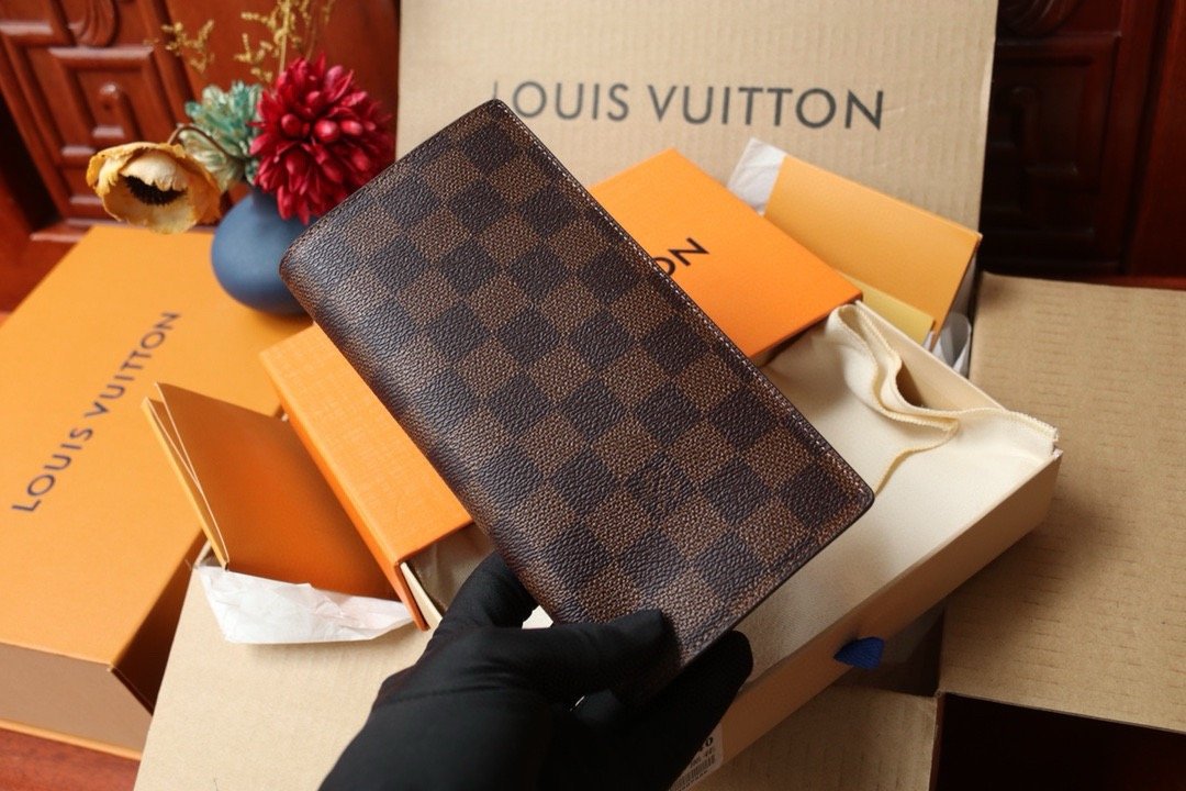 LV brazza wallet card holder