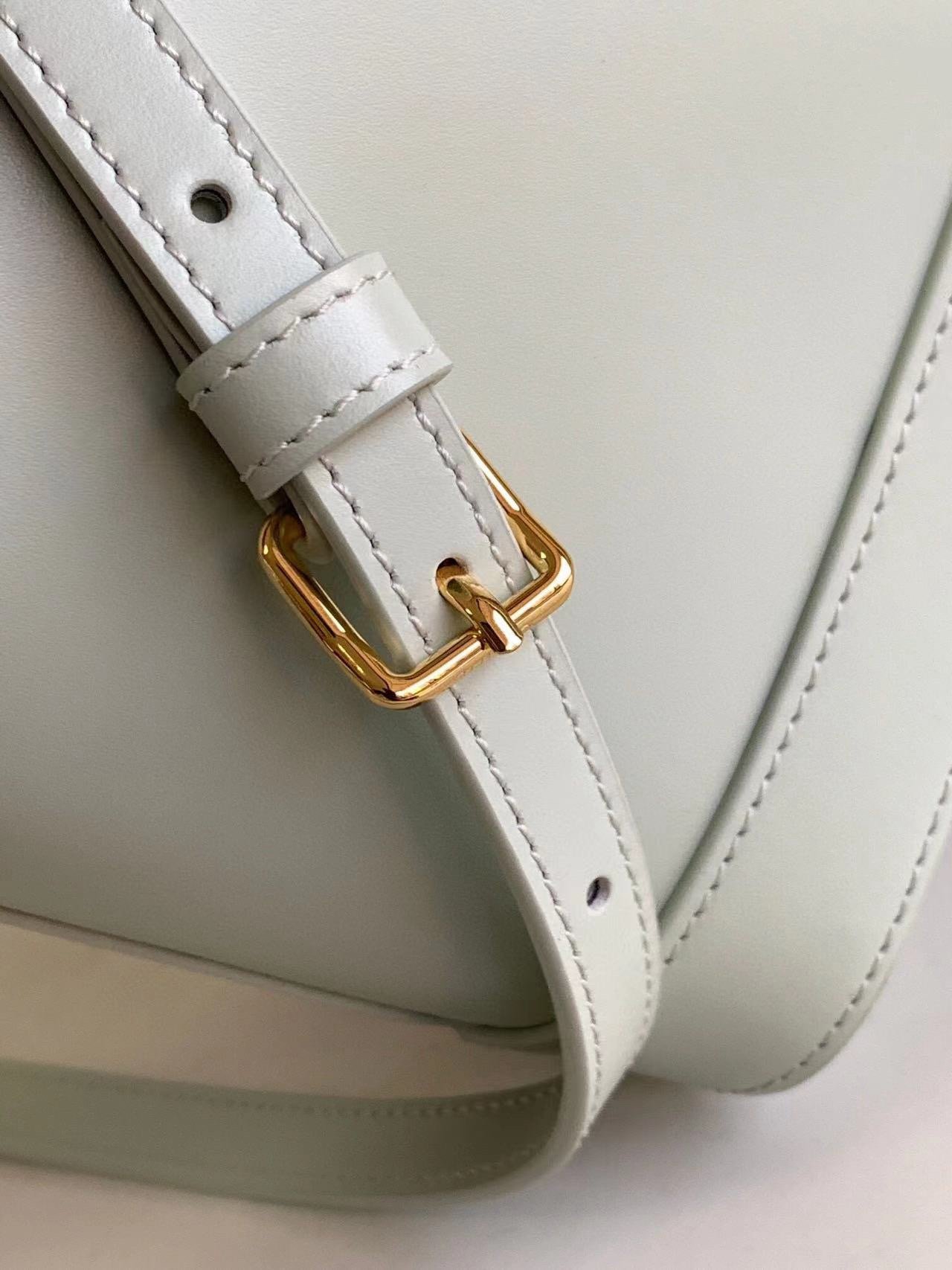 CEL1N_E CUIR TRIOMPHE Mini Smooth Cowhide Bucket Bag Light Green 19.5 X 16 X 7 cm