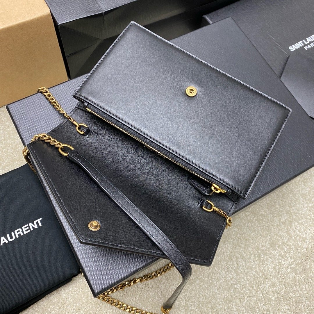 LE CASSANDRE Smooth leather envelope and chain wallet Black lambskin/gold 743050