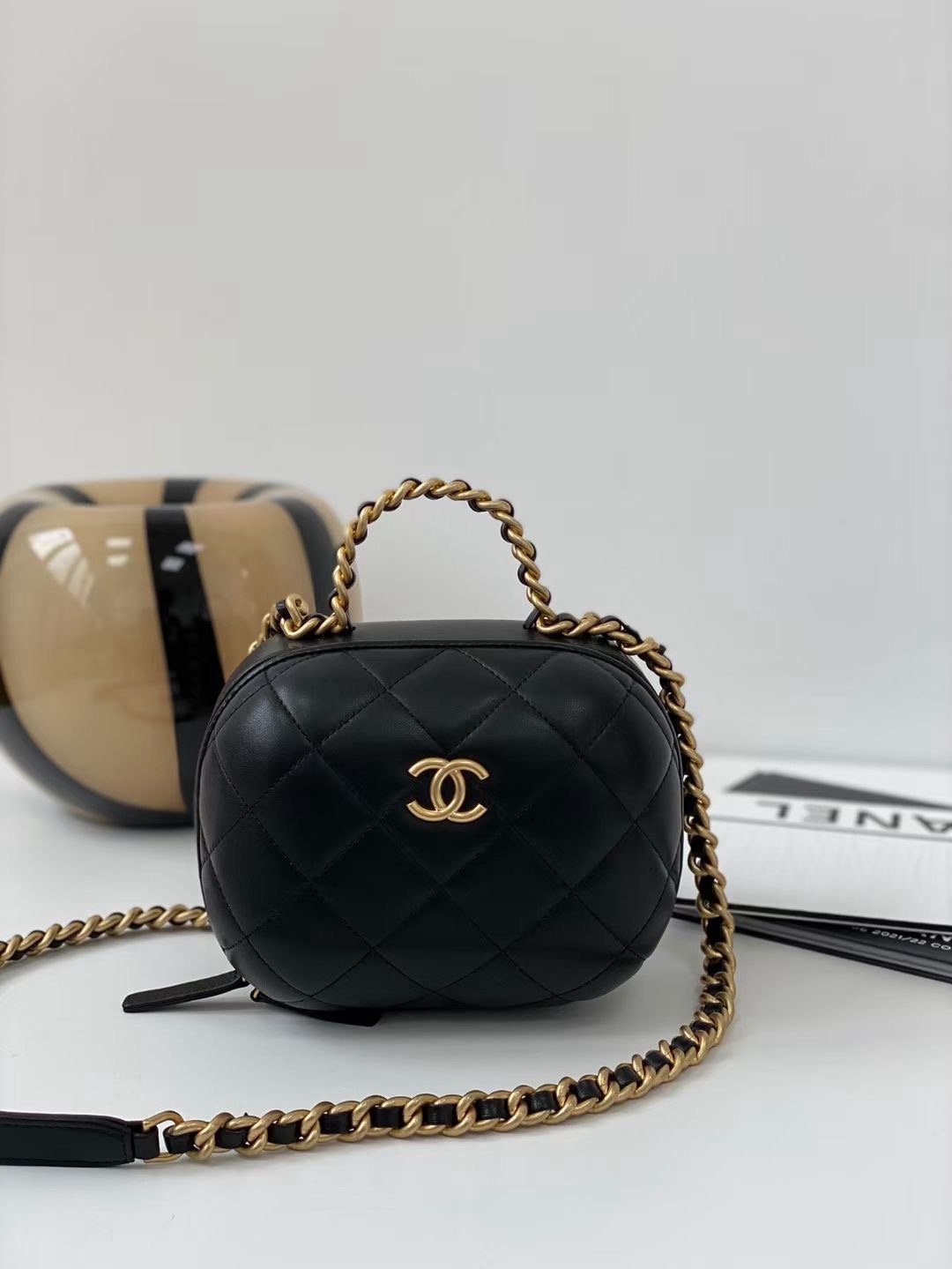Chanel 22P small round box makeup bag sweetly feel makeup bag AS3066W980