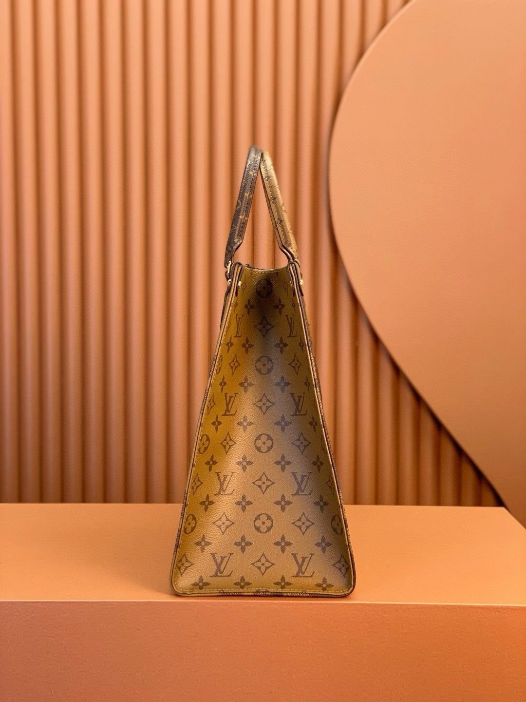 Louis Vuitton onthego handbag in monogram giant canvas m44576