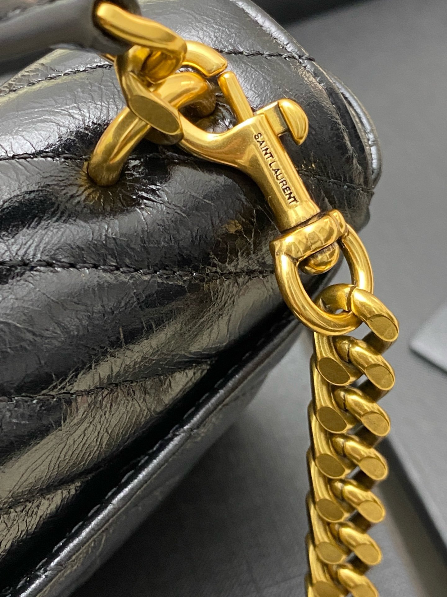New College Shiny Cracked Mini Messenger Bag Waxed Black Leather/Antique Gold 779430