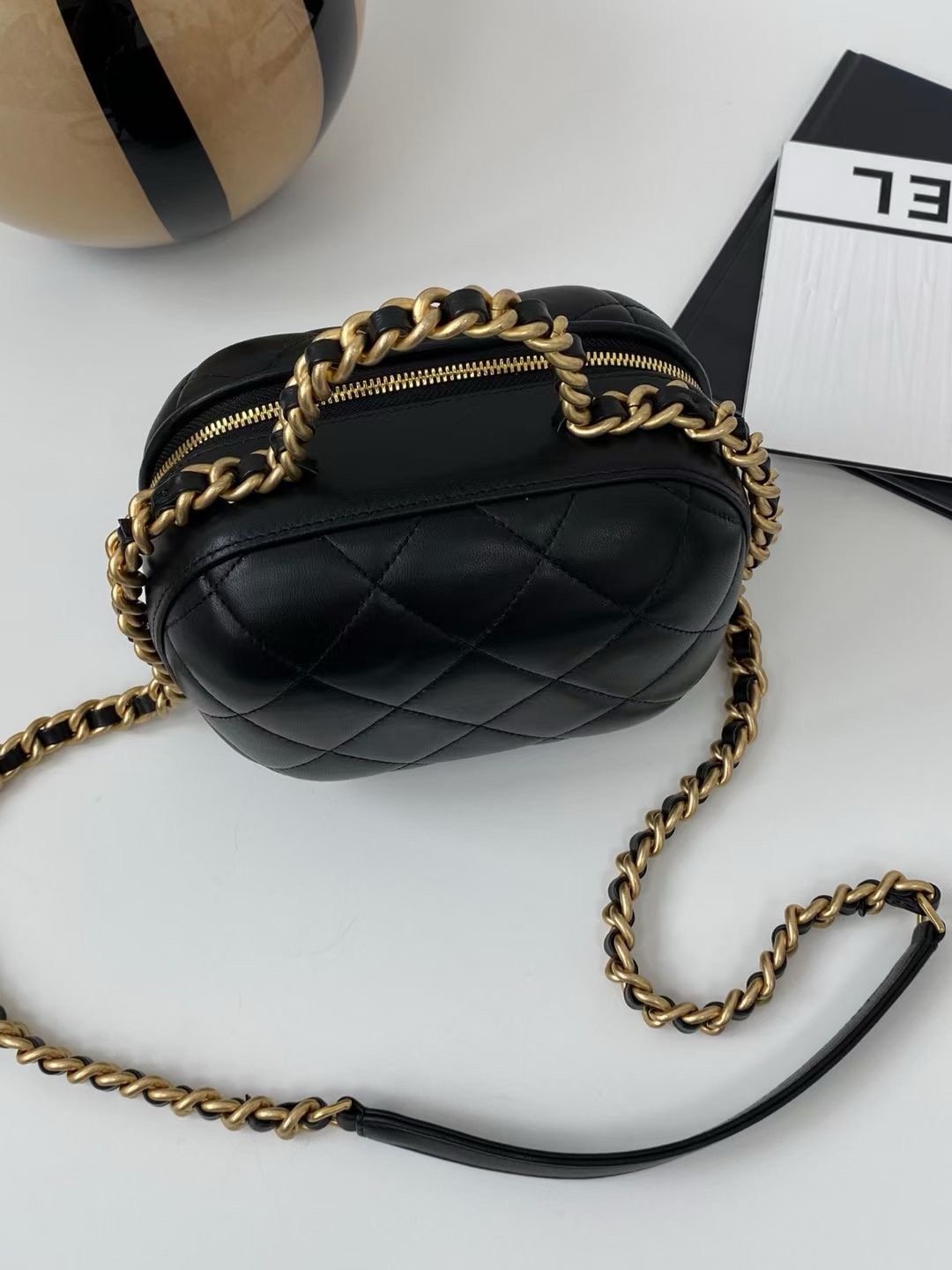 Chanel 22P small round box makeup bag sweetly feel makeup bag AS3066W980