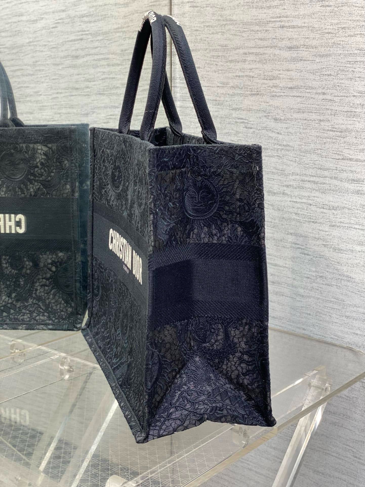 Black Tote's latest lace sun element series