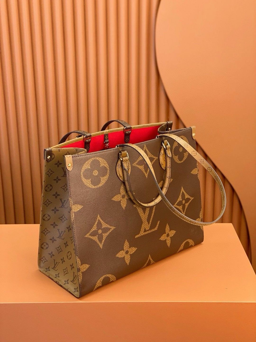 Louis Vuitton onthego handbag in monogram giant canvas m44576
