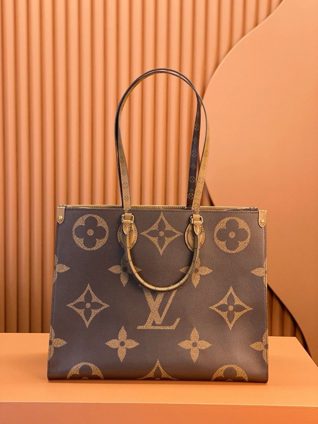 Louis Vuitton onthego handbag in monogram giant canvas m44576