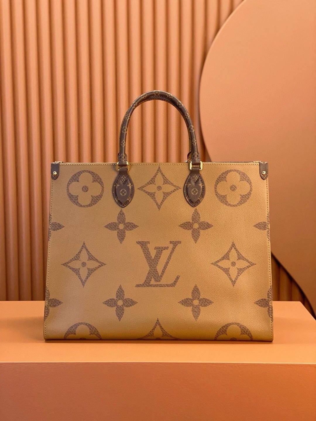 Louis Vuitton onthego handbag in monogram giant canvas m44576