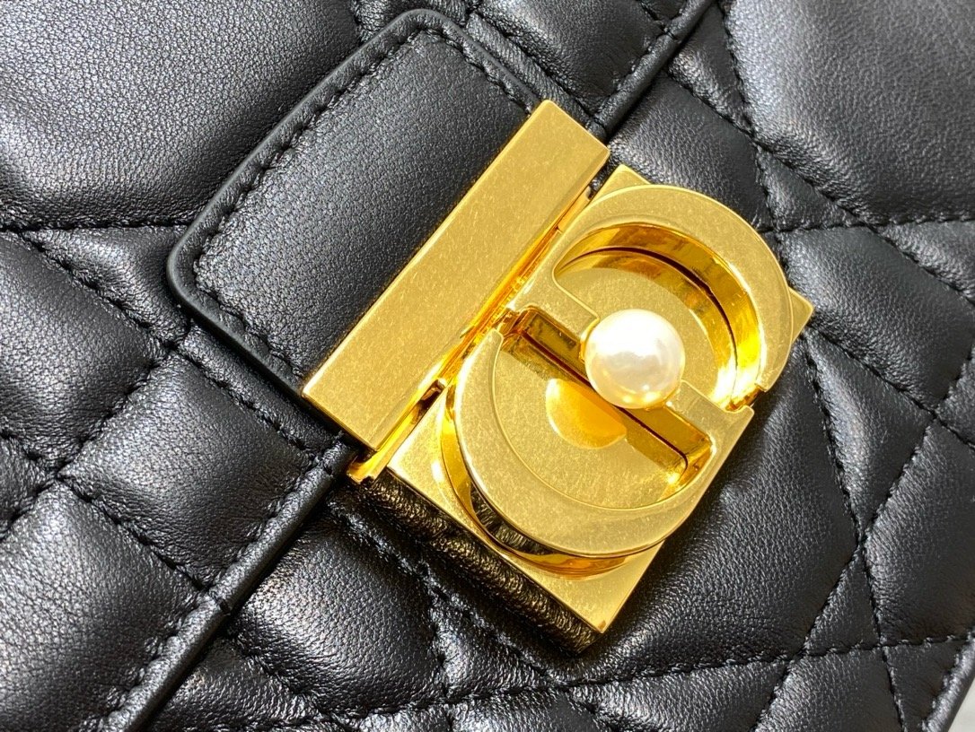 𝐃𝟏𝐎𝐑 𝐀𝐧𝐠𝐞 Metal handle Ange autumn and winter series