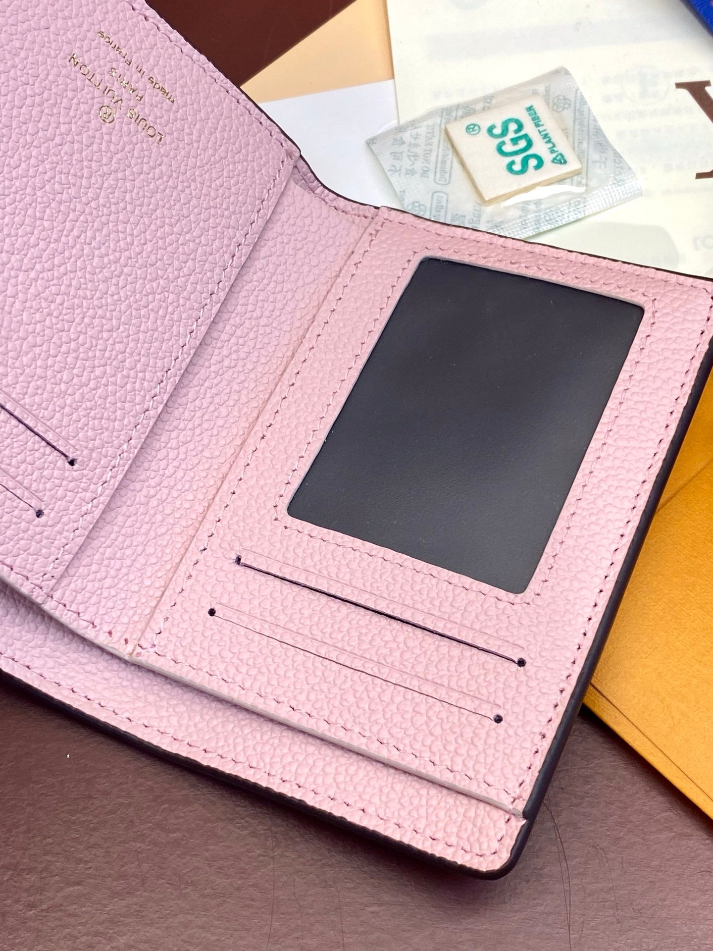 LV Pink! Short! Wallet Wallet made of soft monogramempreinte leather