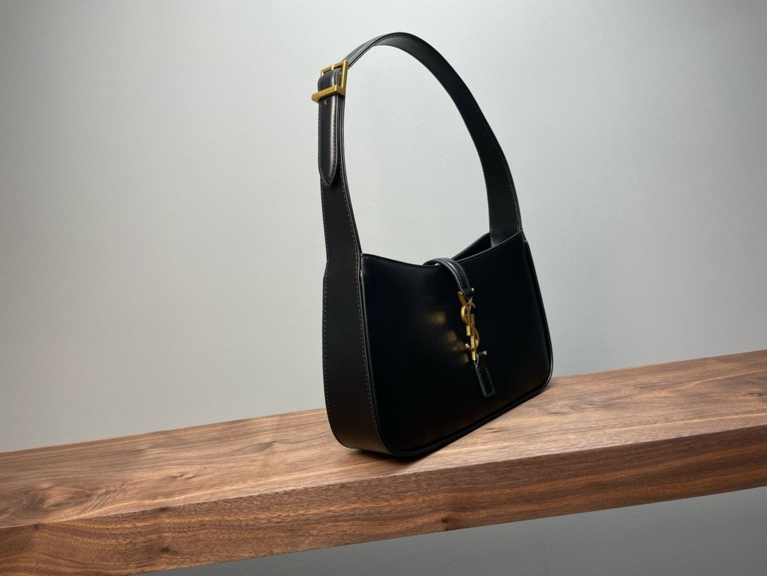 【𝑳𝑬 𝟓 𝑨 𝟕】𝙍𝙤𝙨𝙚 same style smooth plain leather 𝙃𝙊𝘽𝙊 handbag Plain leather gold/black 𝟔𝟓𝟕𝟐𝟐𝟖