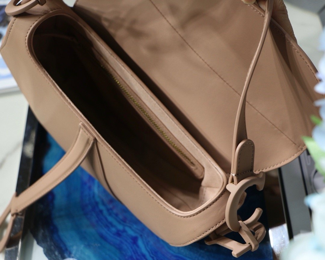 Dio.r Saddle🖤 frosted color buckle saddle bag