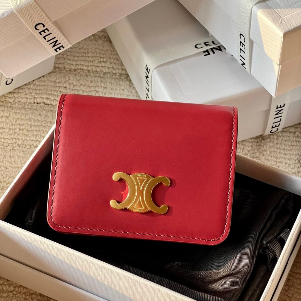 triomphe compact wallet in shiny calfskin Claret