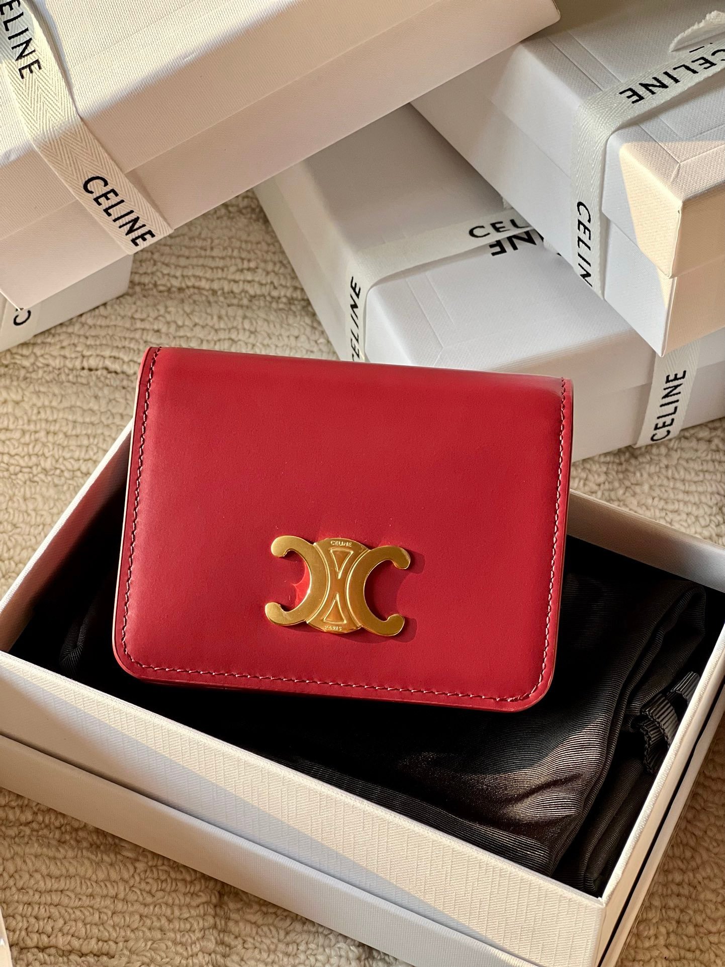 triomphe compact wallet in shiny calfskin Claret