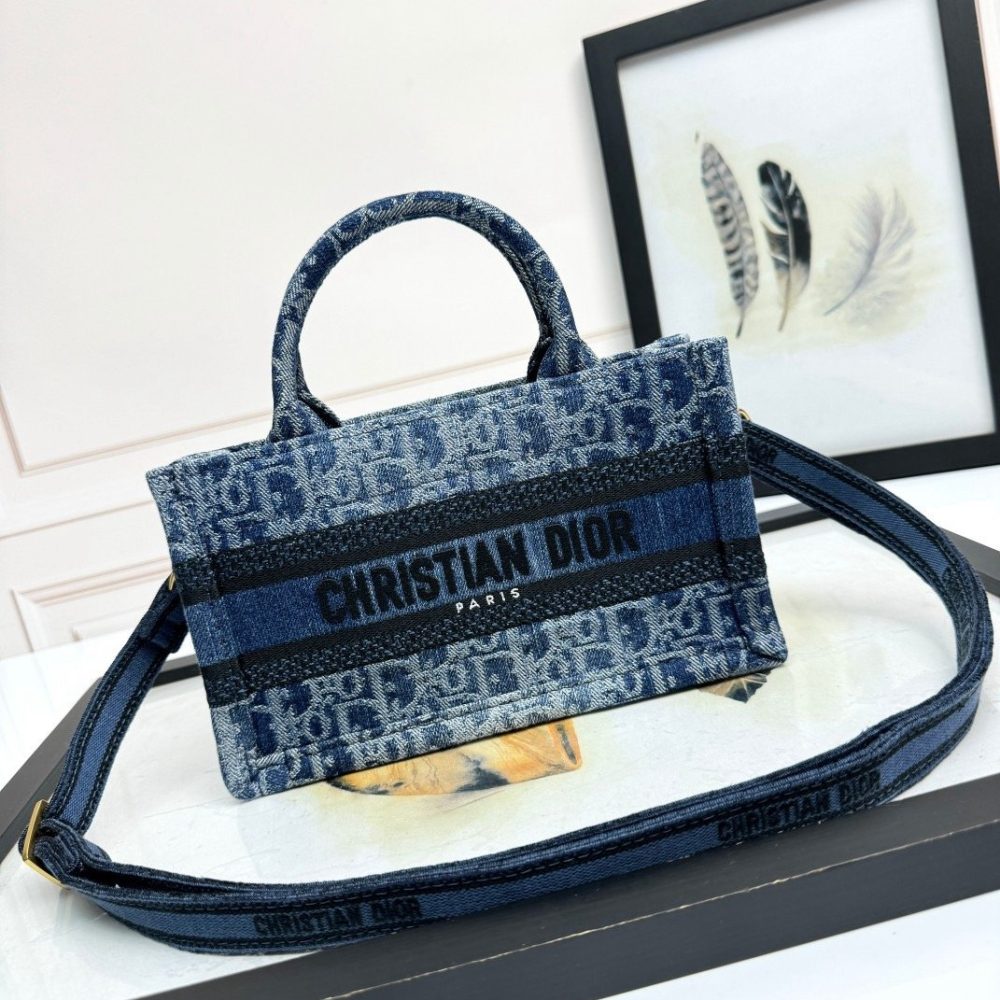 𝐃𝐢𝐨𝐫 𝐁𝐨𝐨𝐤 𝐓𝐨𝐭𝐞 Shoulder strap mini denim D D6687