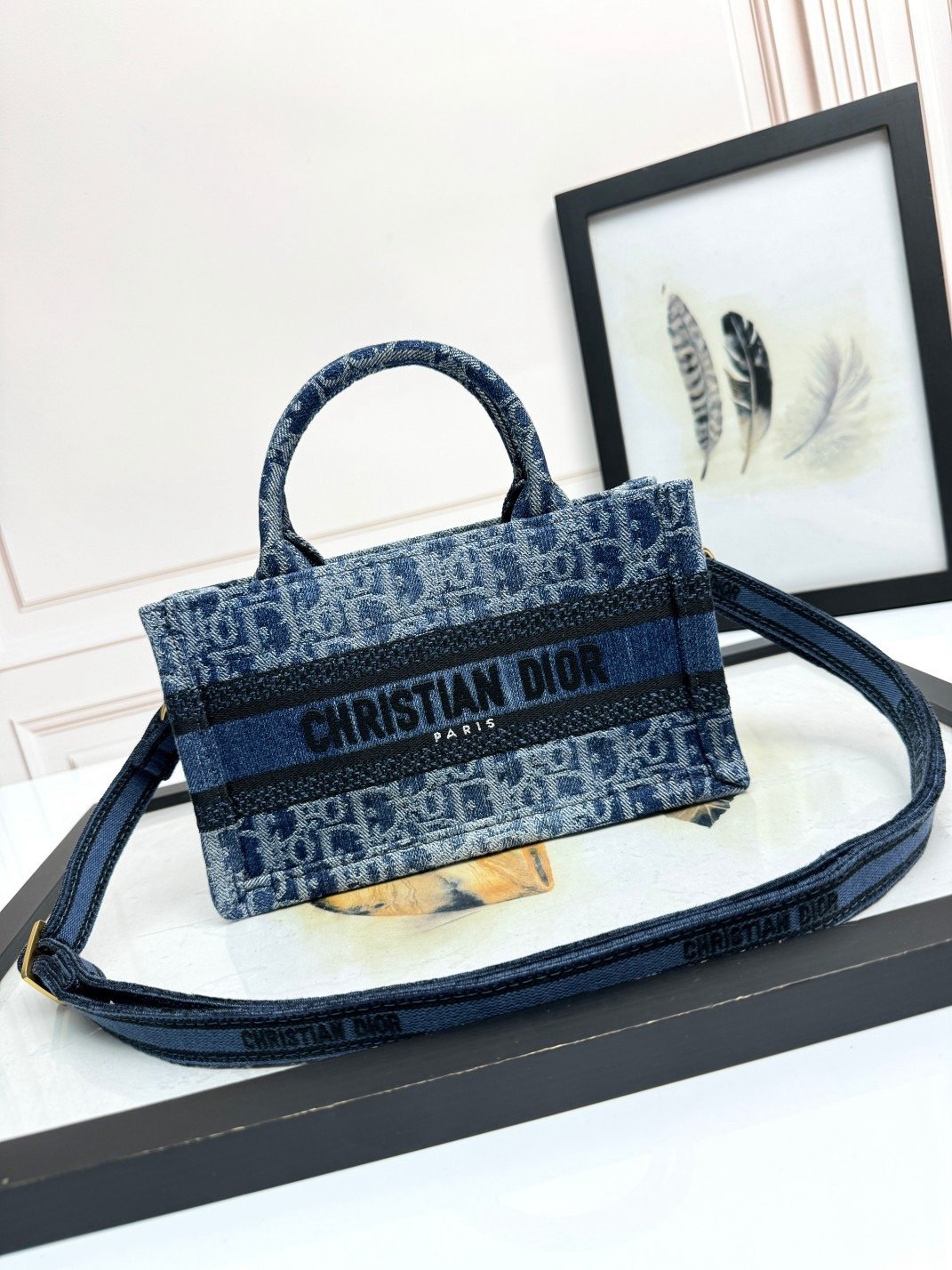 𝐃𝐢𝐨𝐫 𝐁𝐨𝐨𝐤 𝐓𝐨𝐭𝐞 Shoulder strap mini denim D D6687