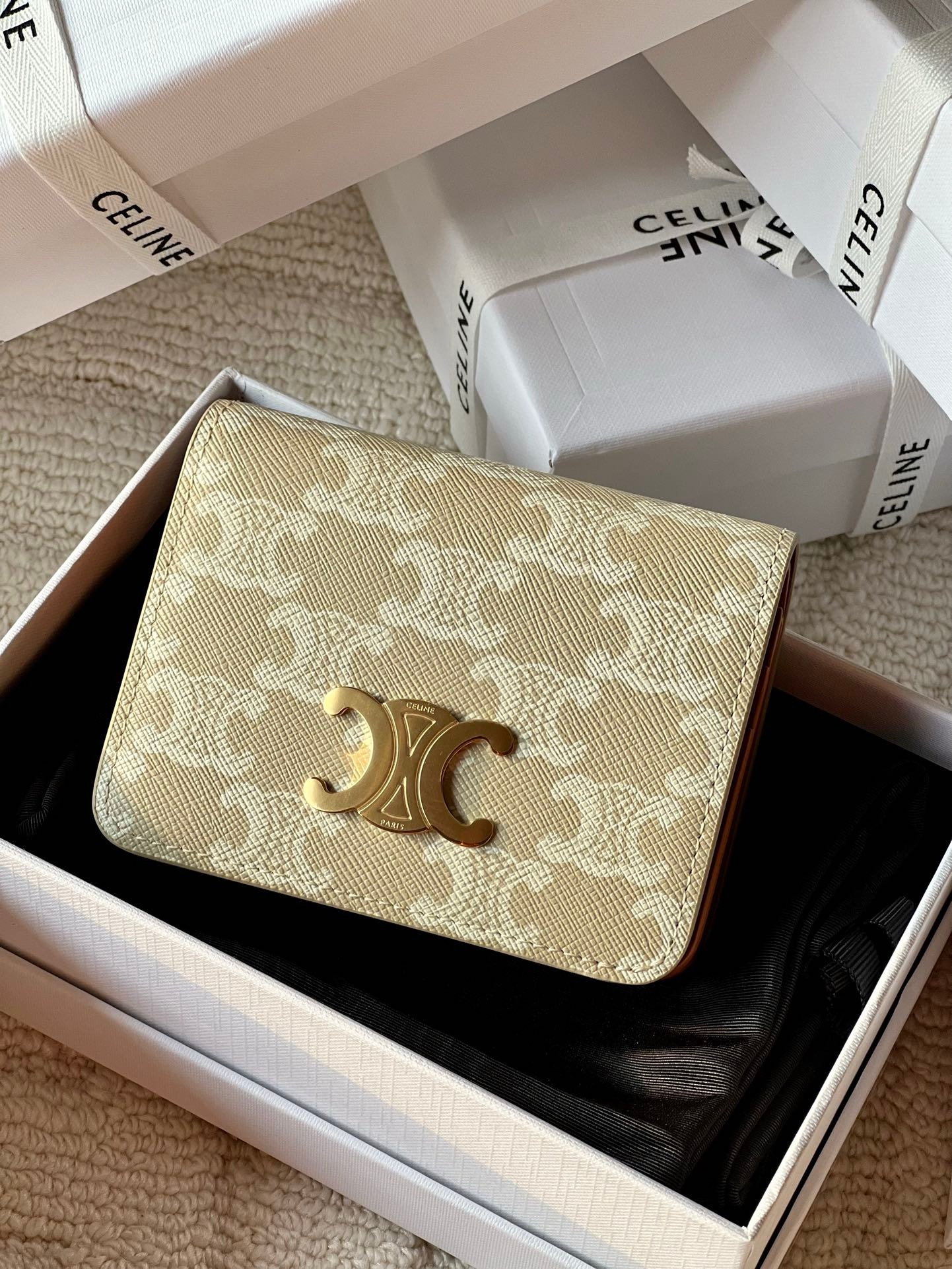 Triomphe compact wallet in shiny calfskin