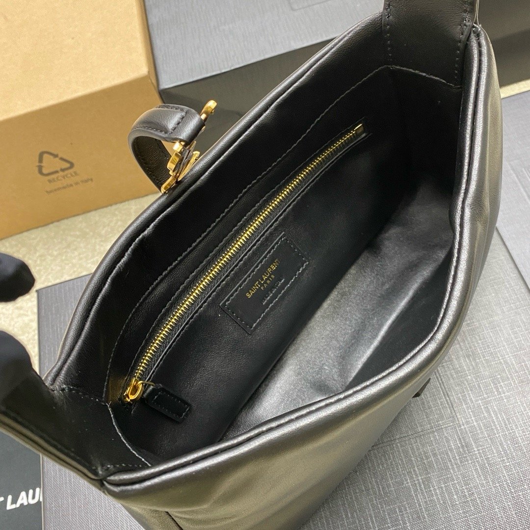 ▪️𝑳𝑬 5 𝐀̀ 7▪️New model. the hottest underarm bag. black sheepskin/antique gold 763419