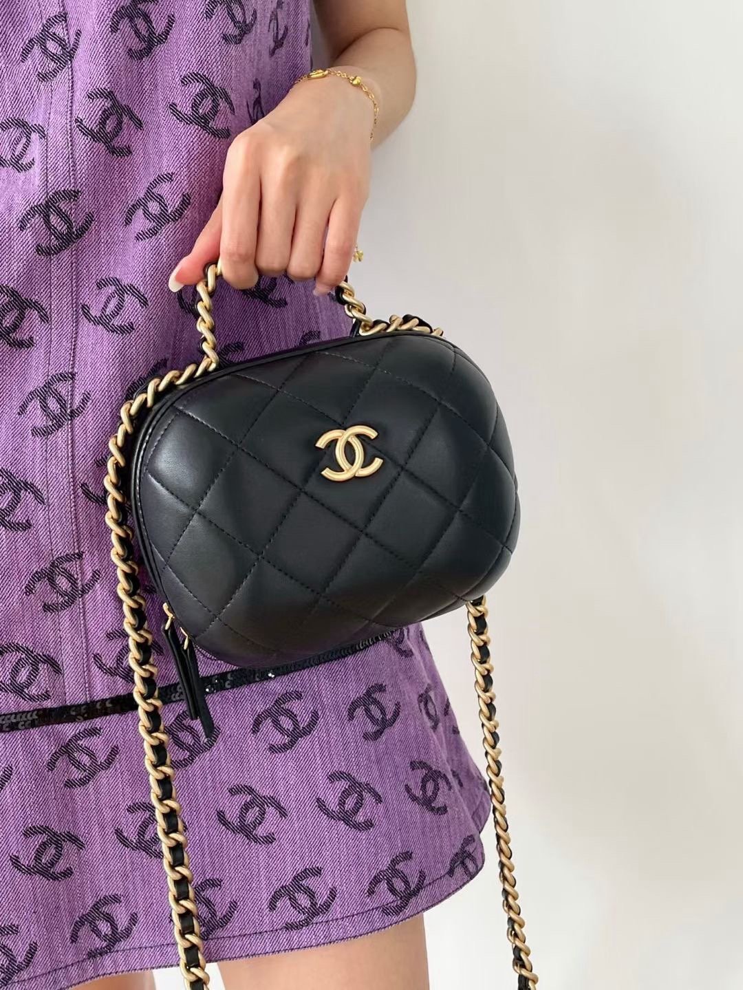 Chanel 22P small round box makeup bag sweetly feel makeup bag AS3066W980