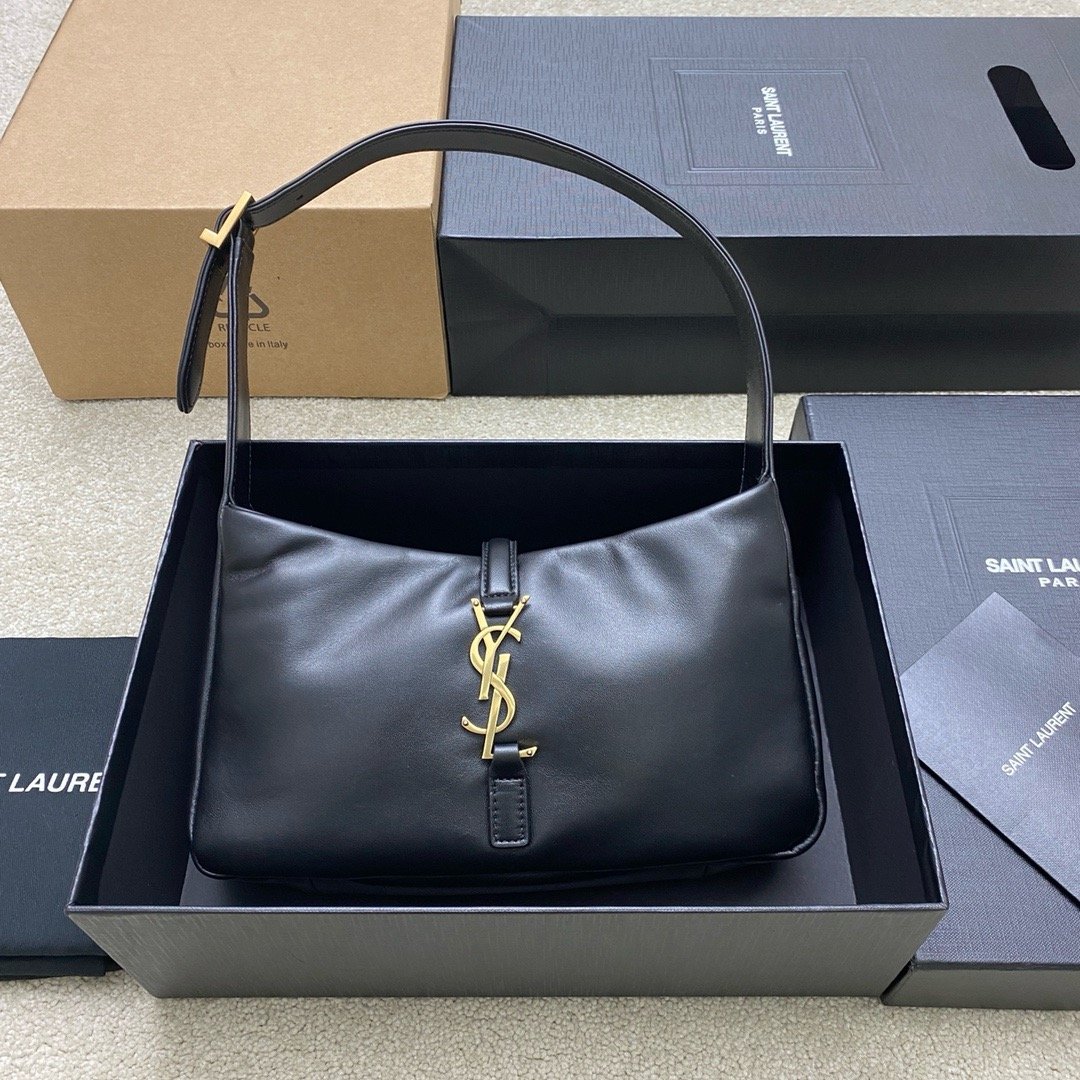 ▪️𝑳𝑬 5 𝐀̀ 7▪️New model. the hottest underarm bag. black sheepskin/antique gold 763419
