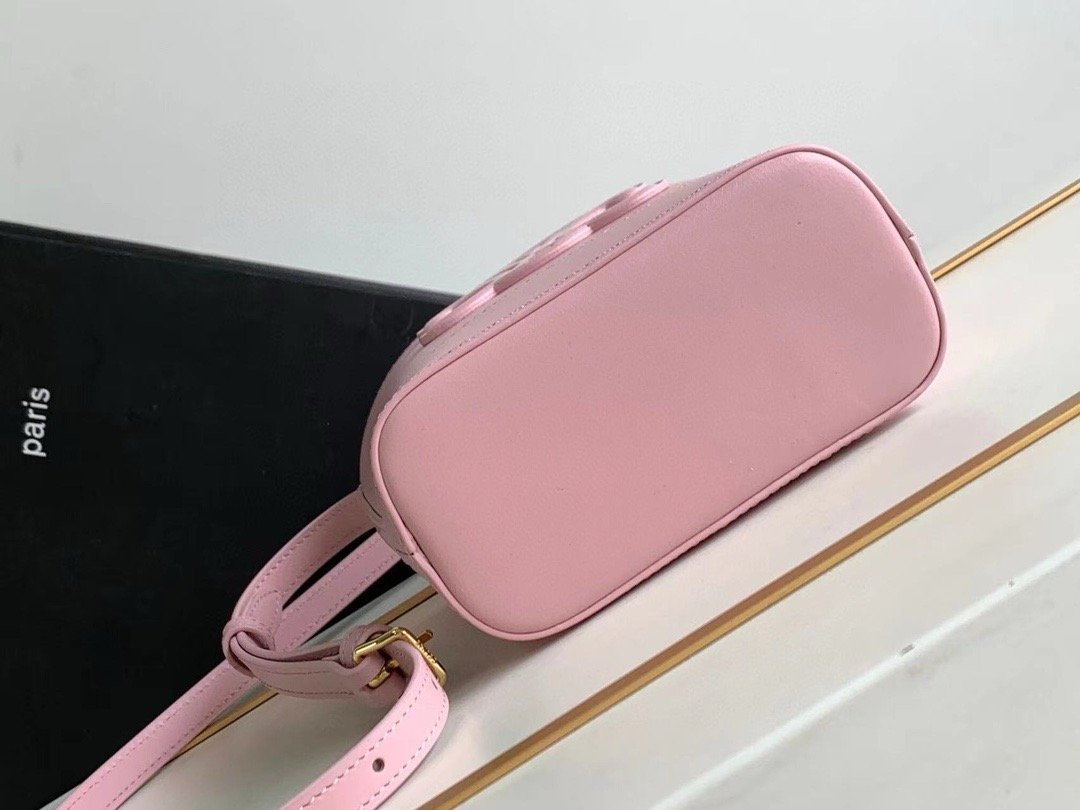 CEL1N_E CUIR TRIOMPHE MINI BUCKET BAG IN SMOOTH CALFSKIN PINK 19.5 X 16 X 7 cm